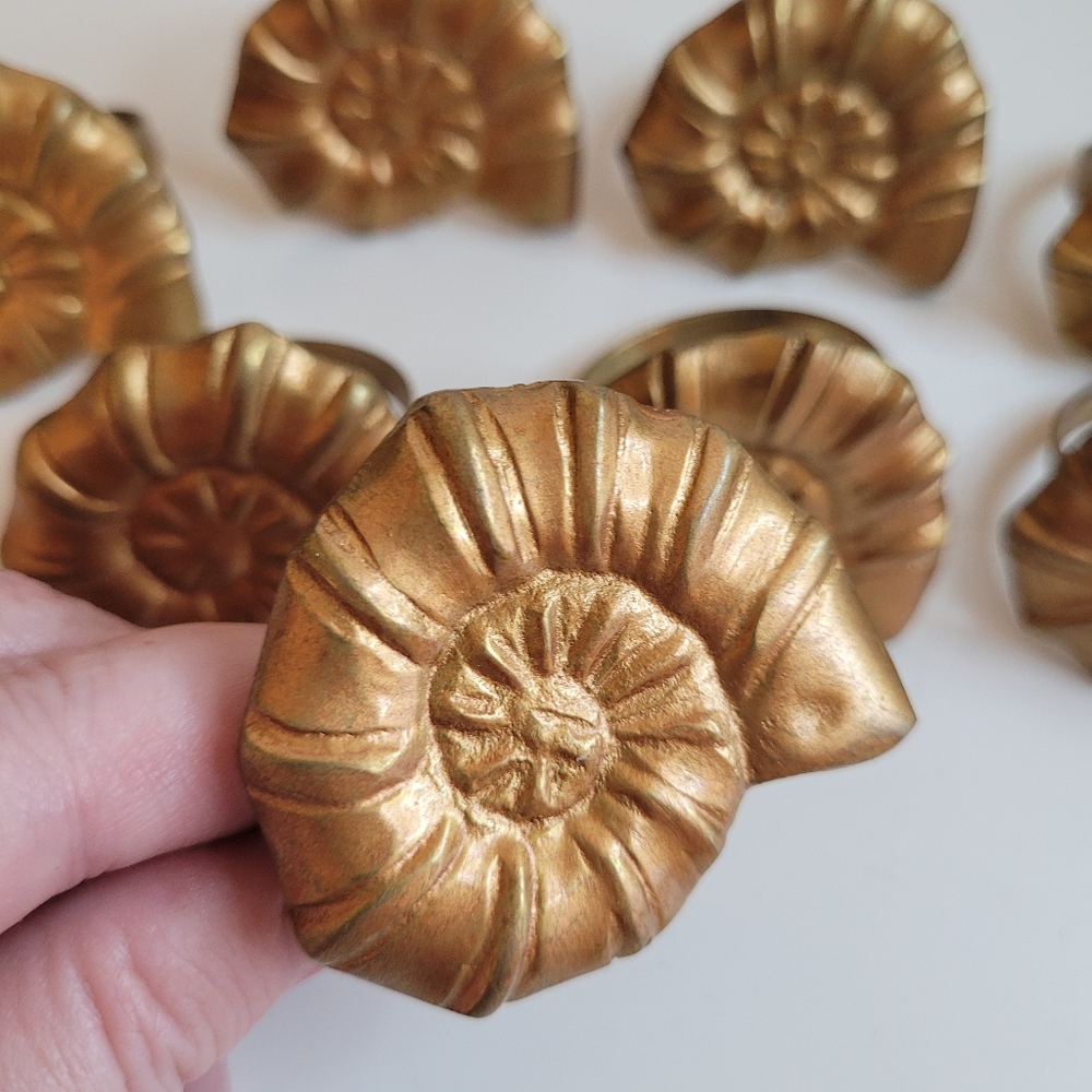 Vtg Mid Century Set Of 8 Brass Napkin Rings Seashells Shells For All Occasions